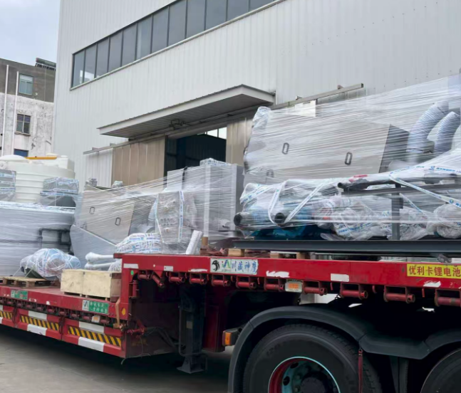 Qingben Environmental envía con éxito un tanque dosificador de productos químicos de PE para el proyecto de deshidratación de lodos con prensa de tornillo a Meishan, Sichuan